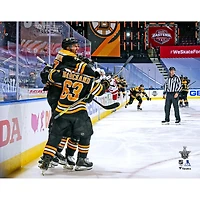 Photographie non signée de Patrice Bergeron, Bruins Boston, match 1 des séries éliminatoires la Coupe Stanley 2020 contre les Hurricanes Caroline, célébration du but gagnant en prolongation