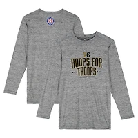 T-shirt à manches longues gris « Hoops For Troops » des Philadelphia 76ers, saison NBA 2025-2026.