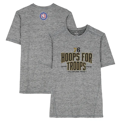 T-shirt gris officiel des Philadelphia 76ers, portant l'inscription « Hoops For Troops », pour la saison NBA 2025-2026.