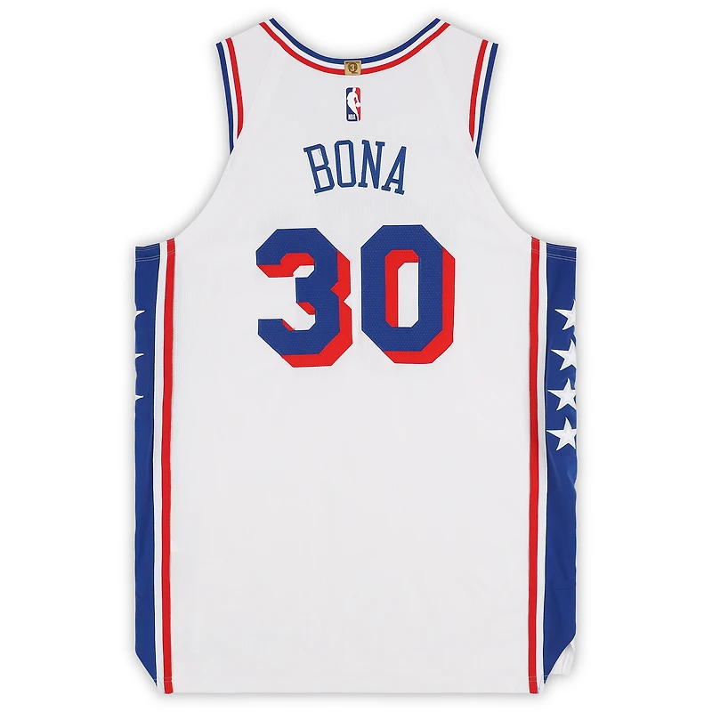 Maillot blanc Nike porté par Adem Bona (Philadelphia 76ers) lors du match n° 30 contre les Boston Celtics le 30 avril 2026