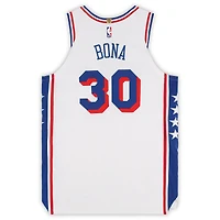 Maillot blanc Nike porté par Adem Bona (Philadelphia 76ers) lors du match n° 30 contre les Boston Celtics le 30 avril 2026