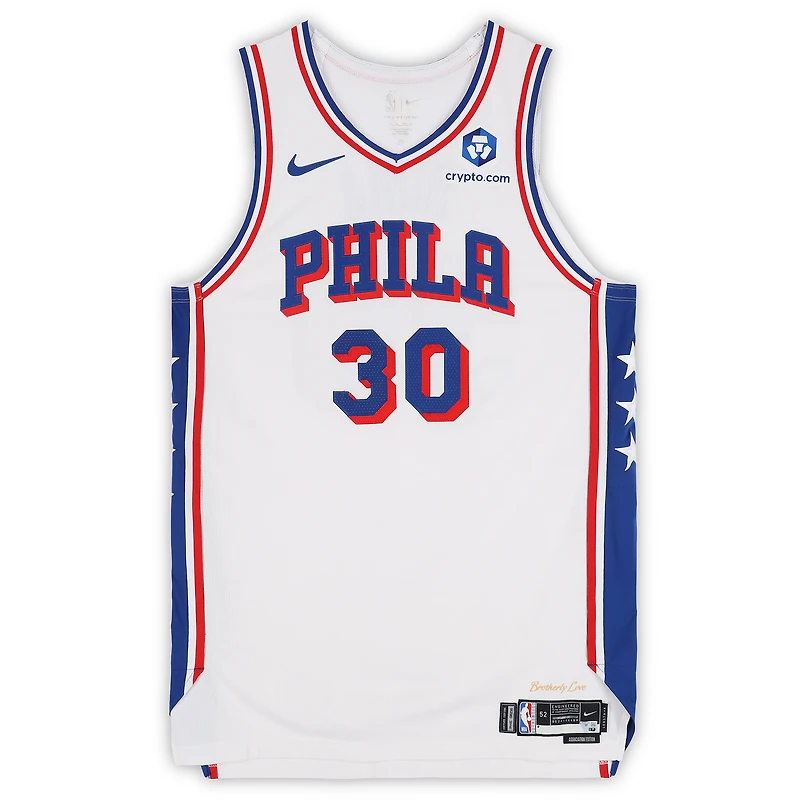 Maillot blanc Nike porté par Adem Bona (Philadelphia 76ers) lors du match n° 30 contre les Boston Celtics le 30 avril 2026