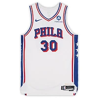 Maillot blanc Nike porté par Adem Bona (Philadelphia 76ers) lors du match n° 30 contre les Boston Celtics le 30 avril 2026