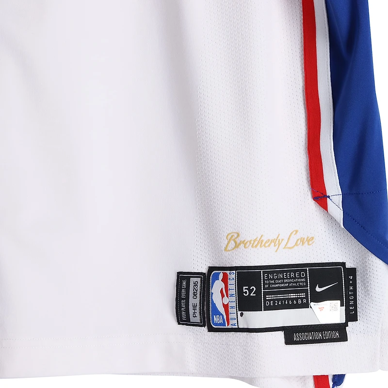Maillot blanc Nike porté par Adem Bona (Philadelphia 76ers) lors du match n° 30 contre les Boston Celtics le 30 avril 2026