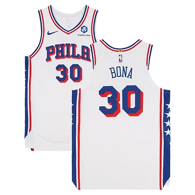 Maillot blanc Nike porté par Adem Bona (Philadelphia 76ers) lors du match n° 30 contre les Boston Celtics le 30 avril 2026