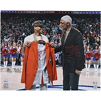 Photo de présentation des vestes du Temple de la renommée d'Allen Iverson et Julius Erving, joueurs des 76ers de Philadelphie, autographiée (40 x 50 cm).