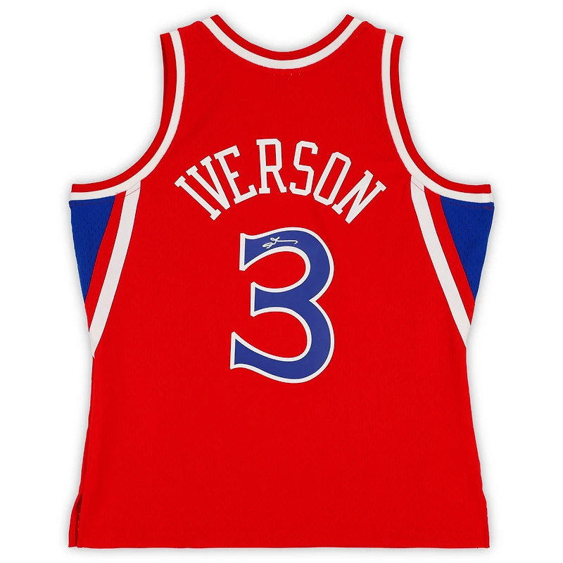 Maillot rouge dédicacé par Allen Iverson des Philadelphia 76ers, Mitchell & Ness, Swingman 1996-97
