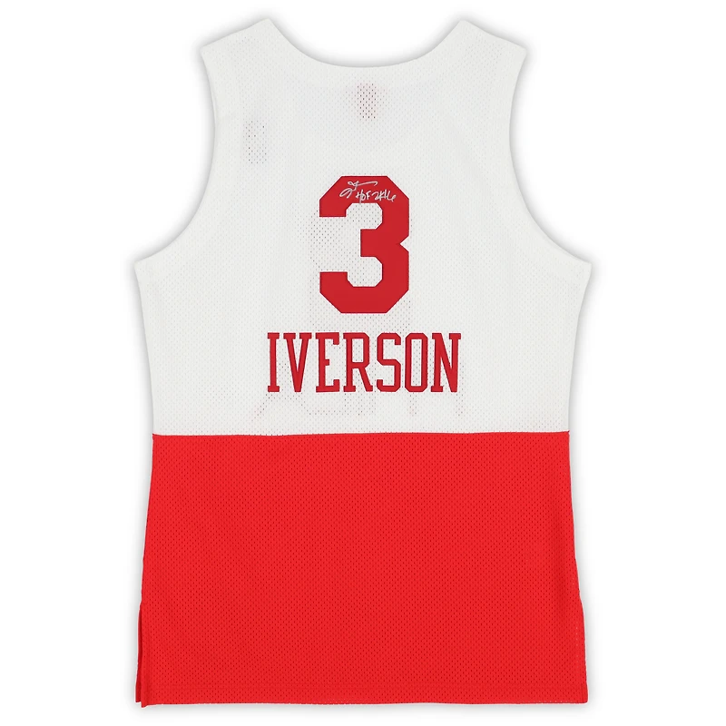 Maillot authentique blanc/rouge autographié par Allen Iverson des Philadelphia 76ers, Mitchell & Ness 2003-04, avec inscription « HOF 2K16 »