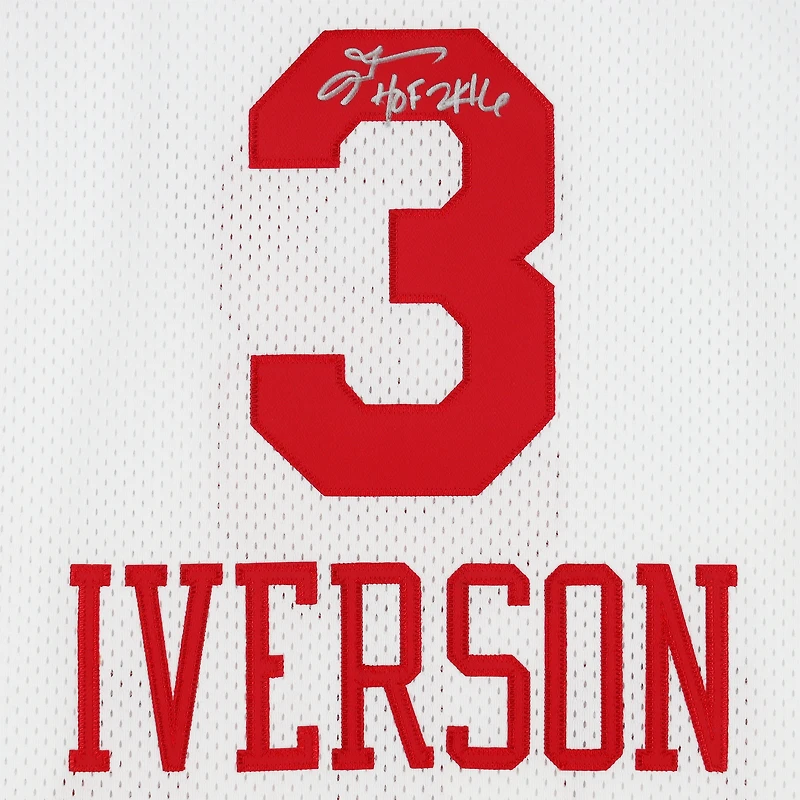 Maillot authentique blanc/rouge autographié par Allen Iverson des Philadelphia 76ers, Mitchell & Ness 2003-04, avec inscription « HOF 2K16 »