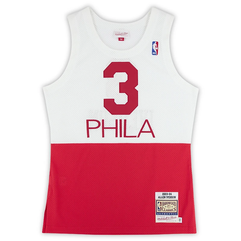Maillot authentique autographié par Allen Iverson des Philadelphia 76ers, Mitchell & Ness, blanc/rouge, 2003-04, avec inscription « The Answer ».