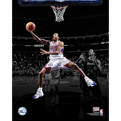 Photographie non signée du lay-up inversé d'Allen Iverson des Philadelphia 76ers
