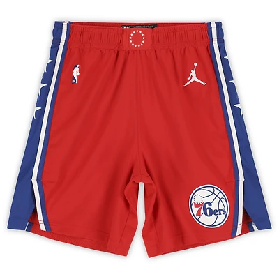 Short Jordan Brand rouge des Philadelphia 76ers, porté par Joel Embiid lors de la saison NBA 2024-25 - Taille 44+4