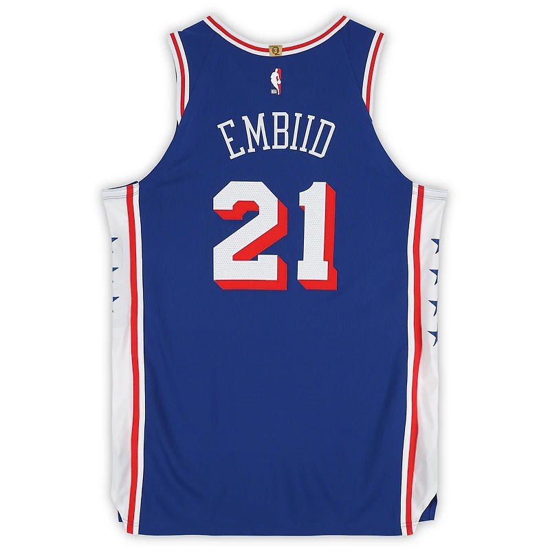 Maillot Nike royal n° 21 des Philadelphia 76ers, porté par Joel Embiid lors de la saison NBA 2025-2026