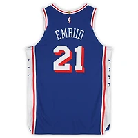 Maillot Nike royal n° 21 des Philadelphia 76ers, porté par Joel Embiid lors de la saison NBA 2025-2026