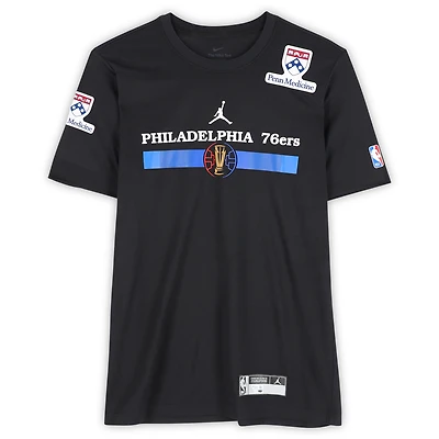 V106832 76ers Joel Embiid Philadelphia 76ers Maillot à manches courtes noir porté par le joueur de la NBA Cup de la saison NBA 2024-25 - Taille 2XLT 21 Joel Embiid UNS PW SHIRT 45664 COLGMUJER PWBKJR2371 #1