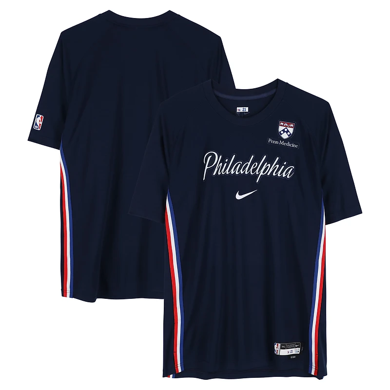 Maillot à manches courtes Nike City bleu marine porté par Joel Embiid (Philadelphia 76ers) lors de la saison NBA 2025-2026 - Taille 2XLT