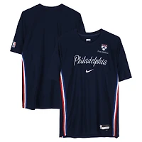 Maillot à manches courtes Nike City bleu marine porté par Joel Embiid (Philadelphia 76ers) lors de la saison NBA 2025-2026 - Taille 2XLT