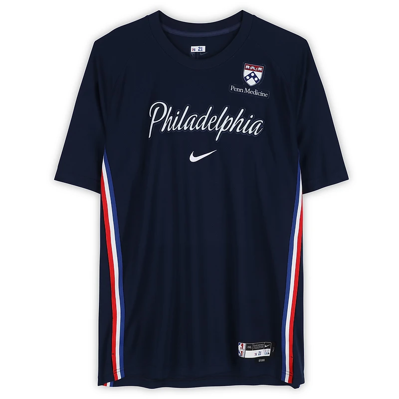 Maillot à manches courtes Nike City bleu marine porté par Joel Embiid (Philadelphia 76ers) lors de la saison NBA 2025-2026 - Taille 2XLT