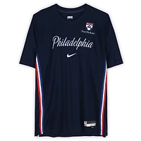 Maillot à manches courtes Nike City bleu marine porté par Joel Embiid (Philadelphia 76ers) lors de la saison NBA 2025-2026 - Taille 2XLT