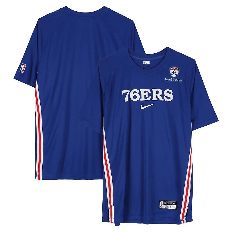Maillot Nike à manches courtes bleu roi porté par Joel Embiid des Philadelphia 76ers lors de la saison NBA 2025-2026 - Taille 2XLT