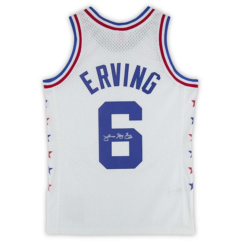 Maillot blanc Swingman Mitchell & Ness autographié par Julius « Dr. J » Erving des Philadelphia 76ers lors du match des étoiles NBA 1985
