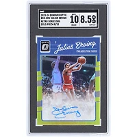 Carte Panini Donruss Optic Gold Prizm Retro Series 2023-24 autographiée par Julius Erving des Philadelphia 76ers #RSS-ERV #8/10 SGC authentifiée 8,5/10