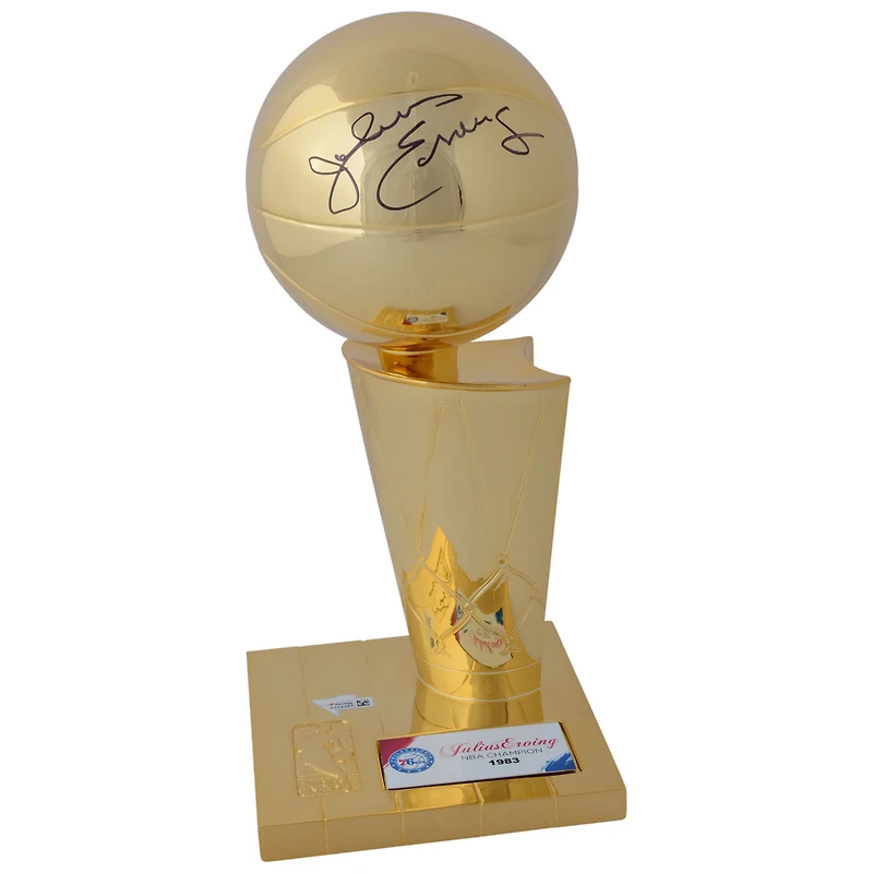 Réplique du trophée Larry O'Brien, champion des finales NBA, autographiée par Julius Erving des Philadelphia 76ers, avec plaque sublimée