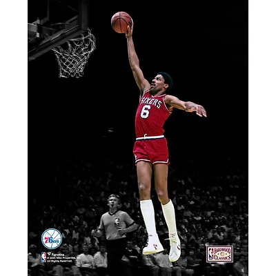 Photo non signée de Julius Erving des Philadelphia 76ers, en pleine ascension pour un dunk