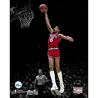 Photo non signée de Julius Erving des Philadelphia 76ers, en pleine ascension pour un dunk