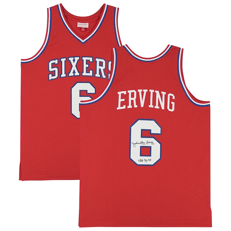 Maillot Swingman rouge autographié par Julius Erving des Philadelphia 76ers avec Mitchell & Ness 1982-83 et inscription « NBA Top 75 »
