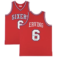 Maillot Swingman rouge autographié par Julius Erving des Philadelphia 76ers avec Mitchell & Ness 1982-83 et inscription « NBA Top 75 »