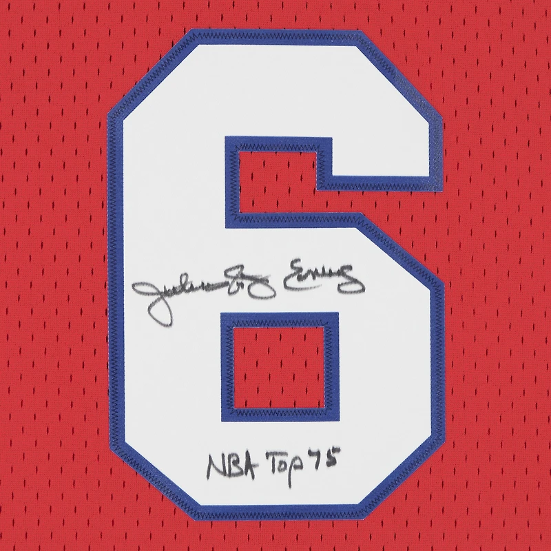 Maillot Swingman rouge autographié par Julius Erving des Philadelphia 76ers avec Mitchell & Ness 1982-83 et inscription « NBA Top 75 »