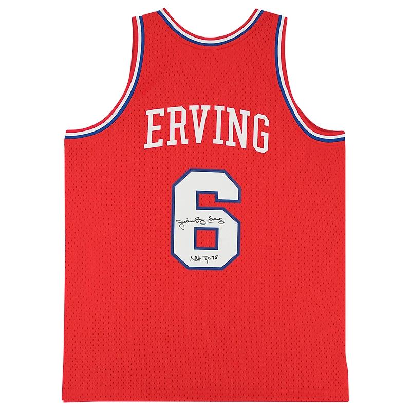 Maillot Swingman rouge autographié par Julius Erving des Philadelphia 76ers avec Mitchell & Ness 1982-83 et inscription « NBA Top 75 »