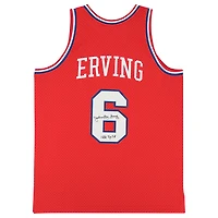 Maillot Swingman rouge autographié par Julius Erving des Philadelphia 76ers avec Mitchell & Ness 1982-83 et inscription « NBA Top 75 »