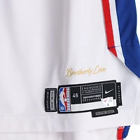 Maillot blanc Nike porté par Justin Edwards (Philadelphia 76ers) lors du match n° 11 contre les Boston Celtics le avril 2026