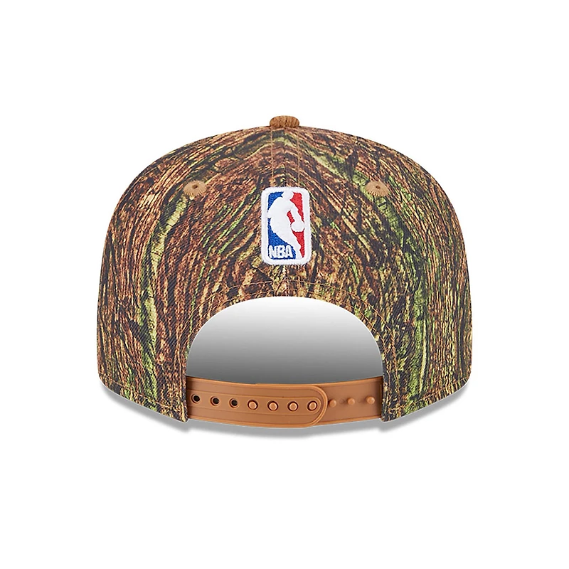 Pin Snapback 9FIFTY Victory Grove Forest de New Era pour homme avec motif camouflage des Philadelphia 76ers