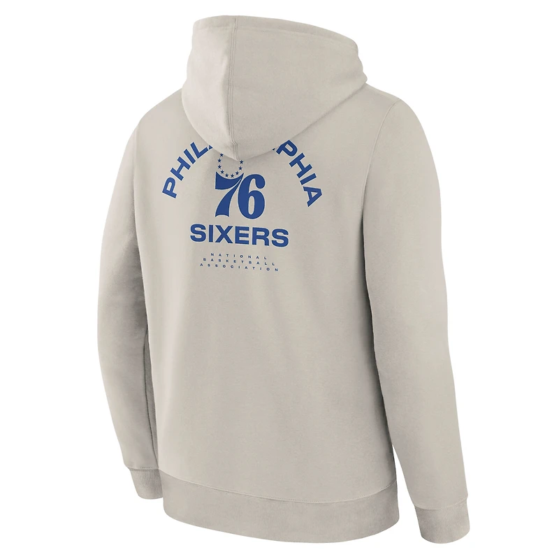 Sweat à capuche premium blanc cassé pour homme, collection Crossover des Philadelphia 76ers, avec logo Blocked Shot