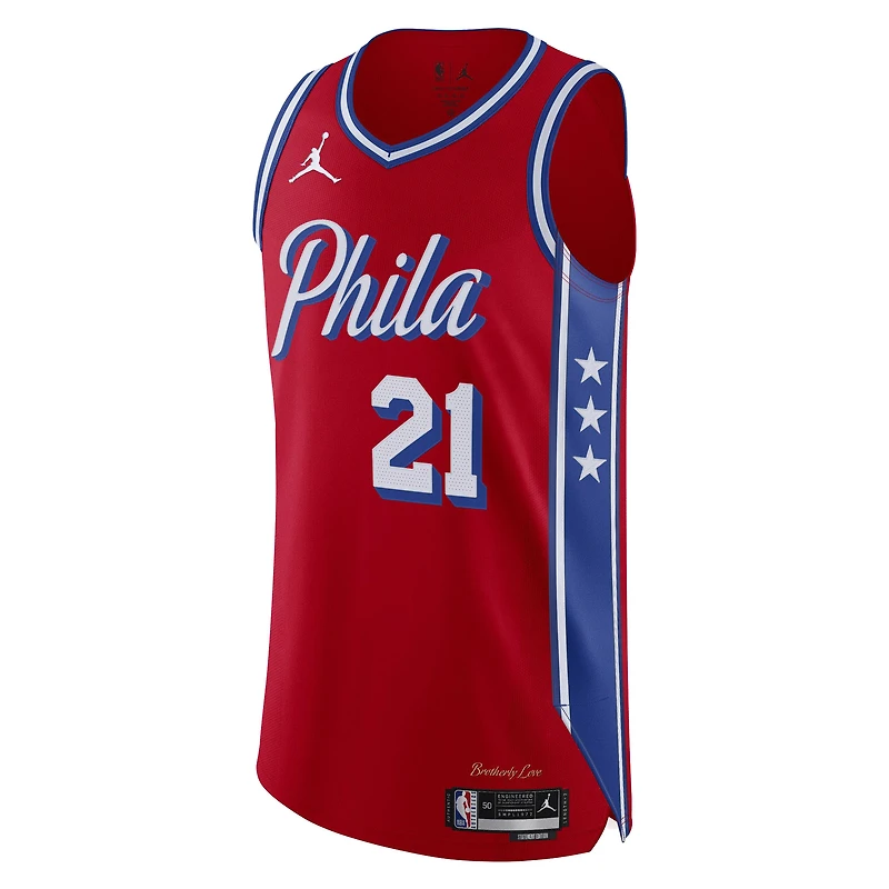 Maillot de joueur authentique des Philadelphia 76ers Jordan Brand Joel Embiid rouge pour homme - Statement Edition