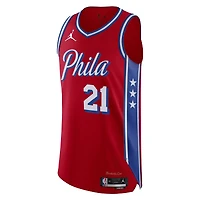 Maillot de joueur authentique des Philadelphia 76ers Jordan Brand Joel Embiid rouge pour homme - Statement Edition