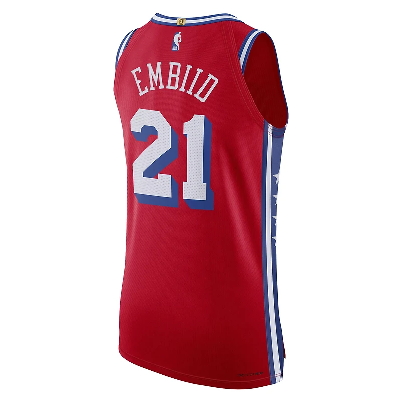 Maillot de joueur authentique des Philadelphia 76ers Jordan Brand Joel Embiid rouge pour homme - Statement Edition
