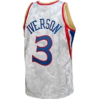 Mitchell & Ness Allen Iverson pour hommes Philadelphia 76ers 1996/97 Hardwood Classics Lunar New Year - Maillot Swingman