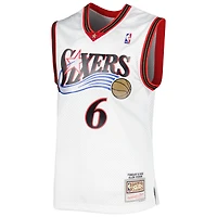 Maillot Mitchell & Ness Allen Iverson blanc pour homme Philadelphia 76ers 2002/03 Hardwood Classics Swingman