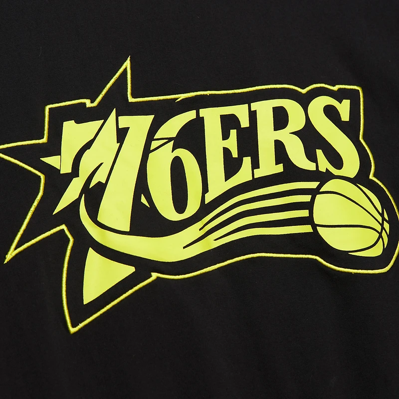 T-shirt noir de qualité supérieure pour homme Mitchell & Ness Philadelphia 76ers Hardwood Classics Neon Nights