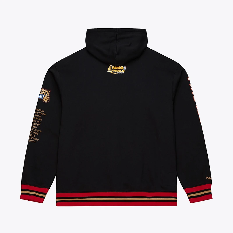 Sweat à capuche en polaire Mitchell & Ness noir pour homme, collection Philadelphia 76ers Hardwood Classics Originals 2000-2001, avec l'effectif de l'équipe.