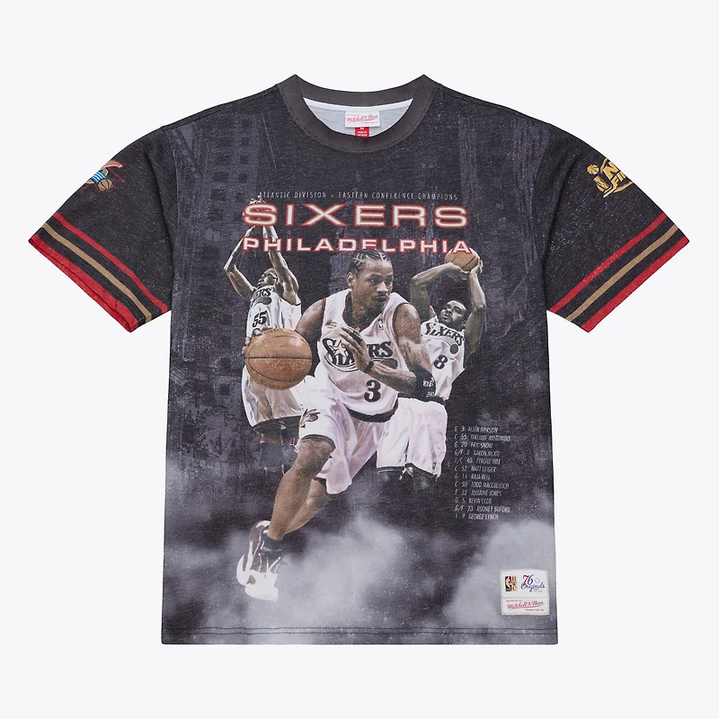 T-shirt Mitchell & Ness noir pour homme, collection Philadelphia 76ers Hardwood Classics Originals, saison 2000-2001, avec l'effectif de l'équipe.