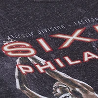 T-shirt Mitchell & Ness noir pour homme, collection Philadelphia 76ers Hardwood Classics Originals, saison 2000-2001, avec l'effectif de l'équipe.