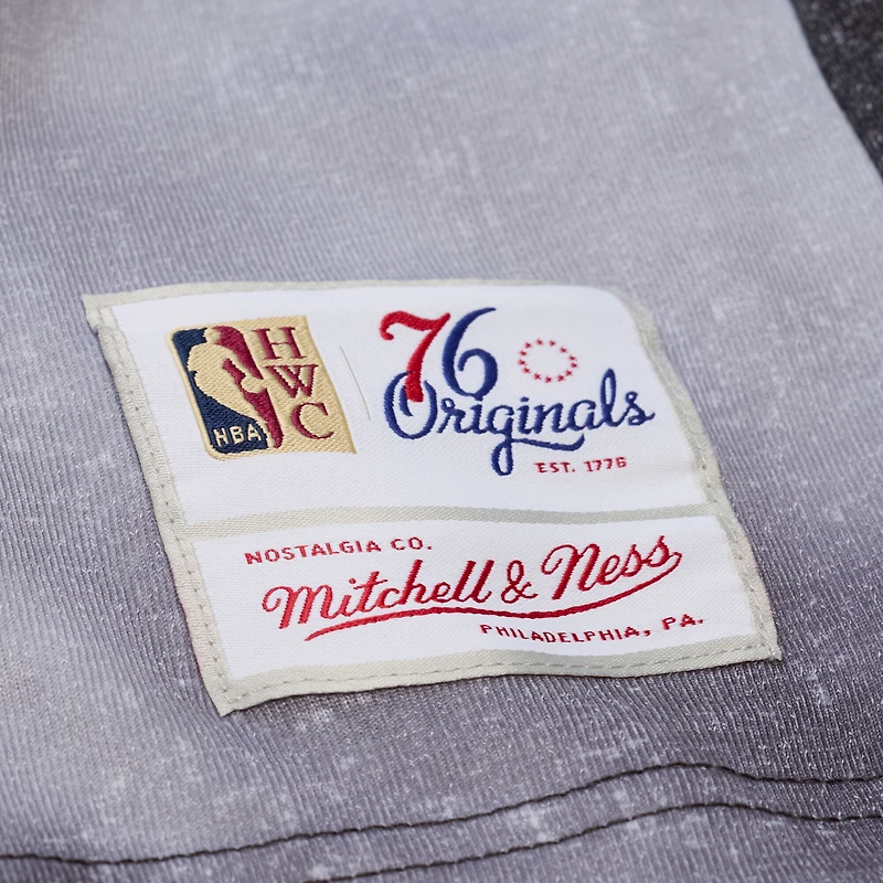 T-shirt Mitchell & Ness noir pour homme, collection Philadelphia 76ers Hardwood Classics Originals, saison 2000-2001, avec l'effectif de l'équipe.