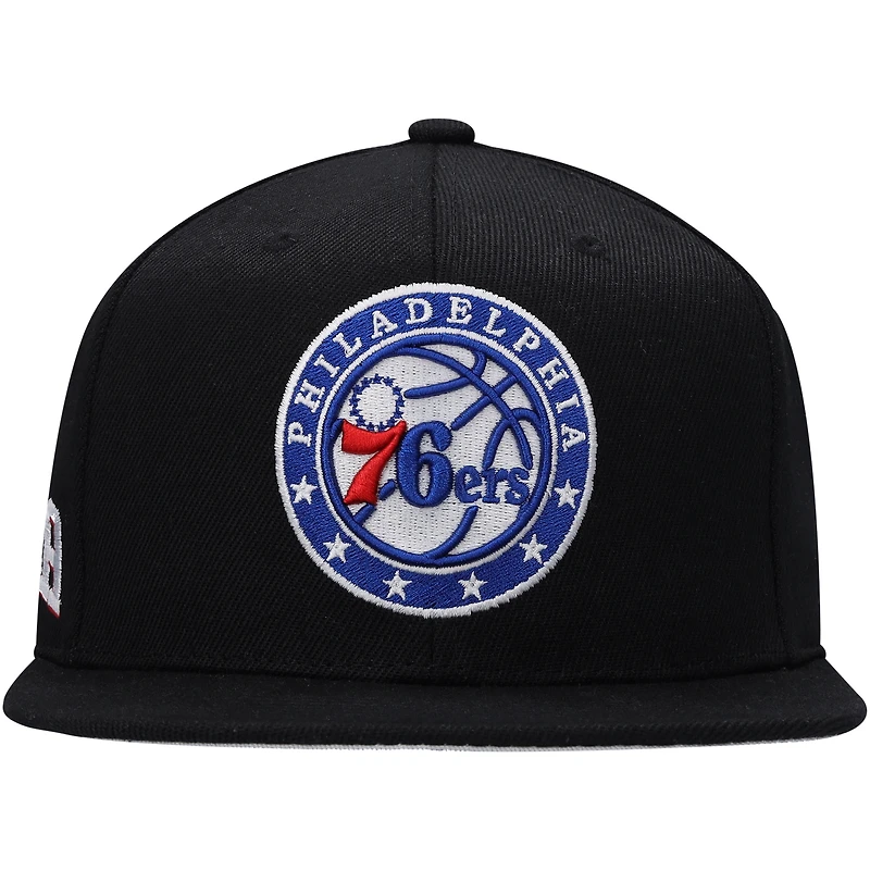Casquette Snapback noire Mitchell & Ness Philadelphia 76ers Side Core 2.0 pour hommes