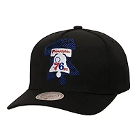 Casquette Mitchell & Ness noire pour homme Philadelphia 76ers Tilted Pro Pinch ajustable