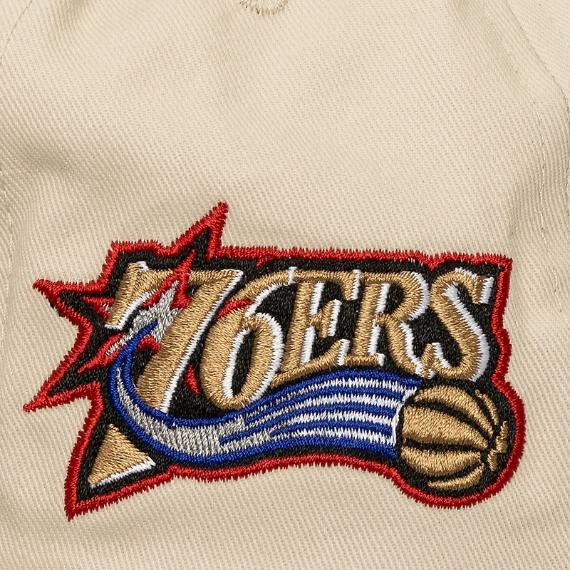 Casquette snapback Mitchell & Ness pour homme, motif Cityscape Caddy des Philadelphia 76ers, crème/noir